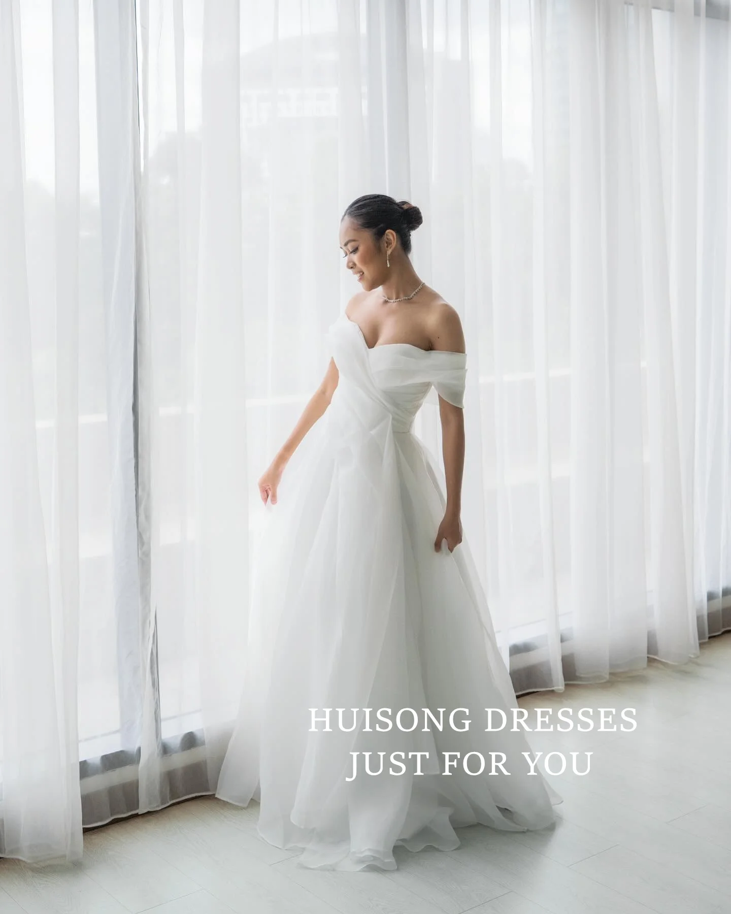 HUISONG Customized Organza Wedding Dresses Off the Shoulder Sleeveless A-Line Bride Dress Modest Long Wedding Gown