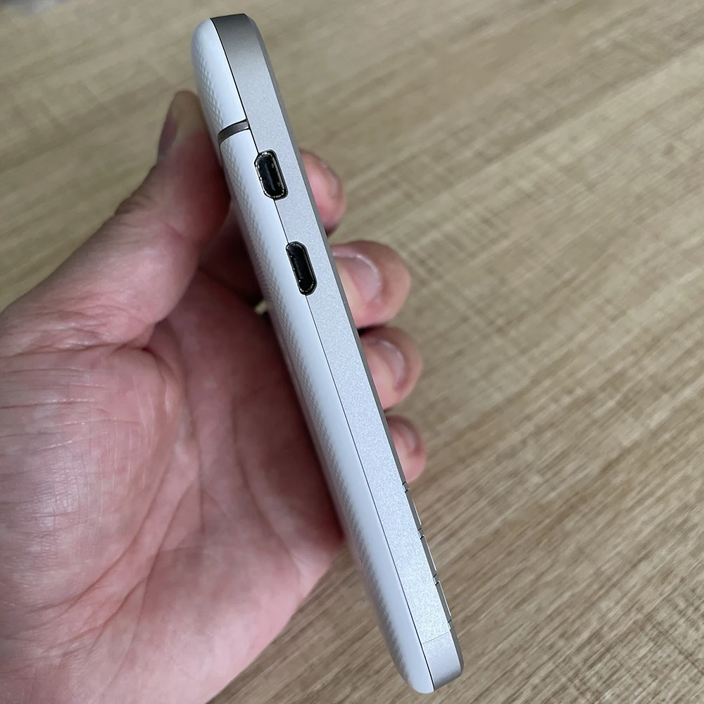 هاتف محمول Blackberry Q10 4G أصلي بشاشة 3.1 بوصة وذاكرة وصول عشوائي 2 جيجابايت وذاكرة قراءة فقط 16 جيجابايت ولوحة مفاتيح عربية بدقة 8 ميجابكسل هاتف محمول ثنائي النواة