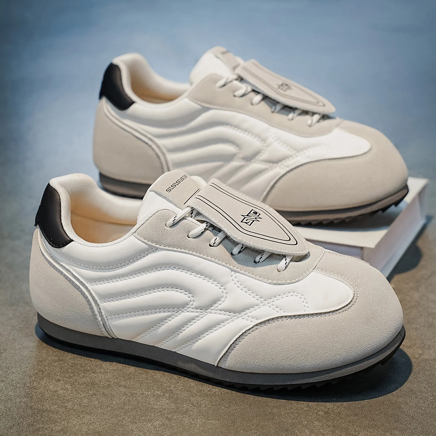 Men's Retro Sneakers Low Top Vintage Lace Up Casual Shoes Cream White Black Heel Gum Sole Walking Shoes