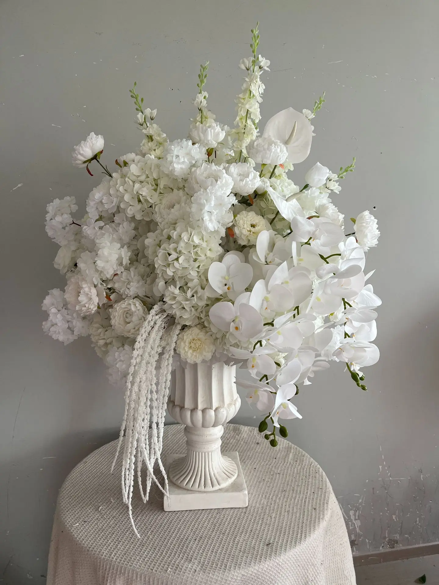 Großhandel Milchweiße Künstliche Hortensien-Blumenkugel Seiden-Pomander für Hochzeit Römische Säulen-Gang Schaufenster-Event-Dekoration – Detail 2