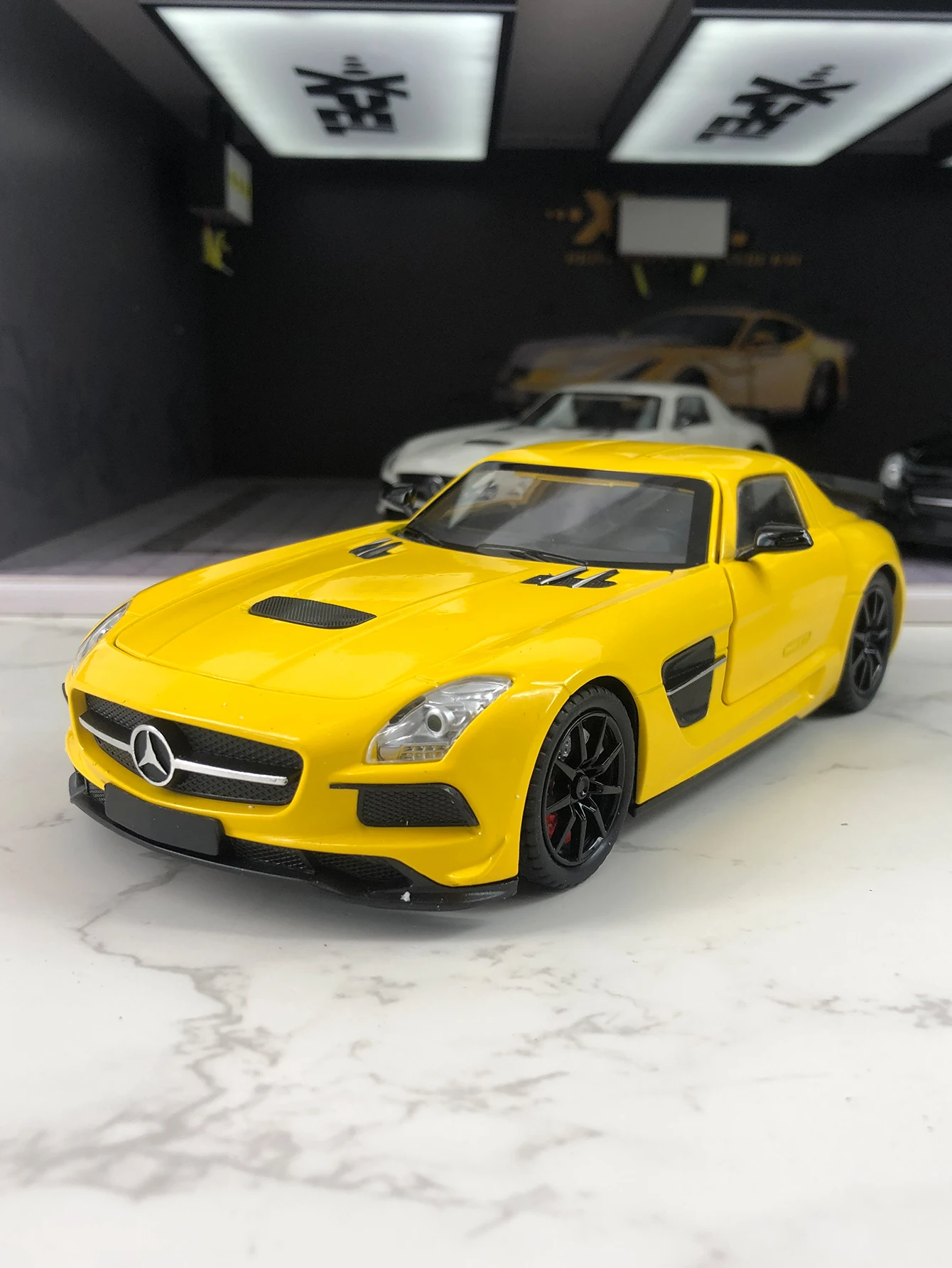 

1:24 имитация модели суперкара из цинкового сплава, статическое украшение, металлический коллекционный подарочный автомобиль