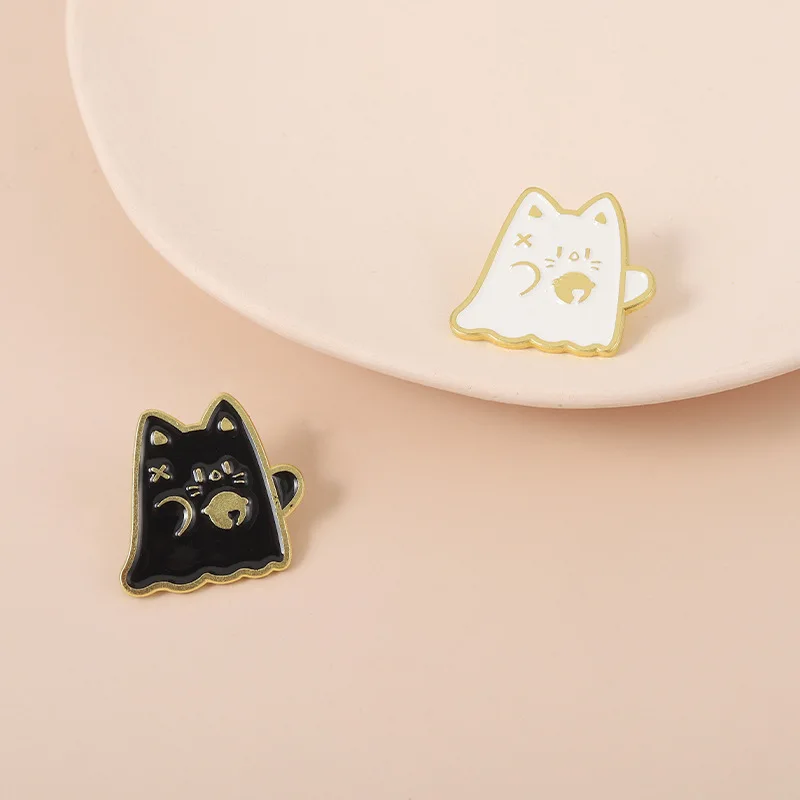 الكرتون القط المينا دبابيس لطيف أسود أبيض الحيوان شارات هالوين شبح مجوهرات التلبيب الملابس حقيبة قبعة الظهر هدايا للأصدقاء