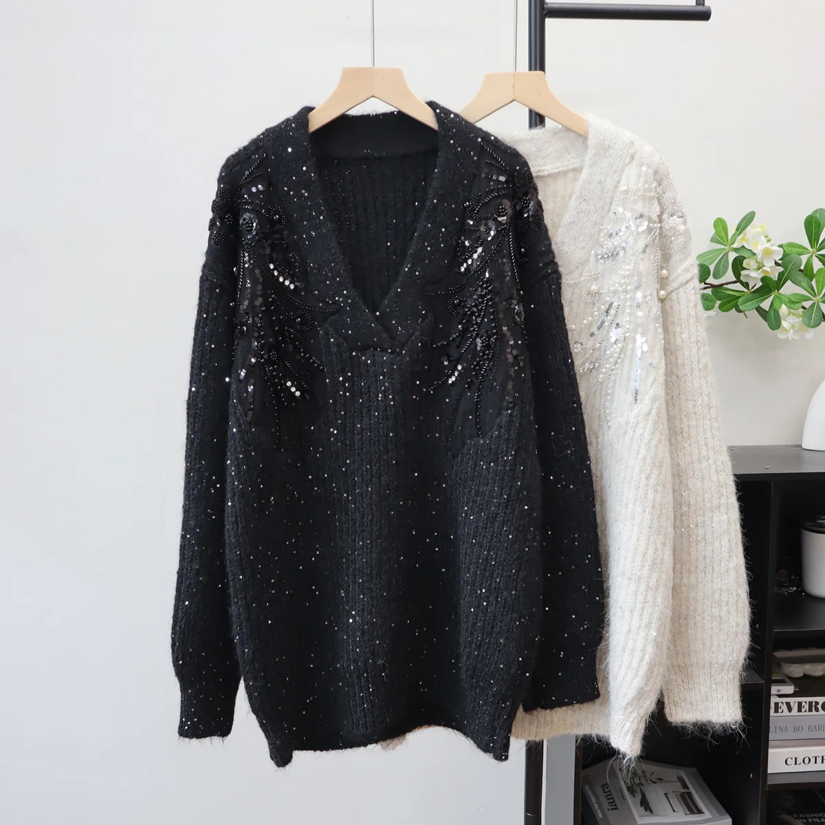 เสื้อไหมพรมถักสำหรับผู้หญิง เสื้อสเวตเตอร์ประดับเลื่อมและลูกปัด คอวี แขนยาว ทรงหลวม ใส่สบาย เหมาะสำหรับใส่ทำงานหรือลำลอง ฤดูใบไม้ร่วง ฤดูหนาว ปี 2025