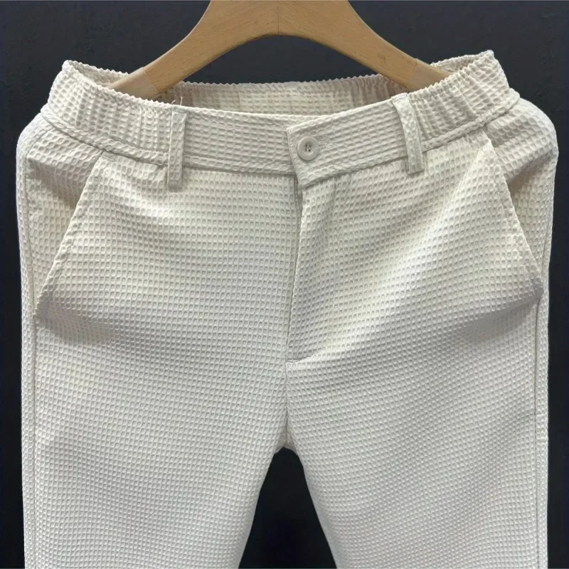 2025 Tendenza per il tempo libero Edizione coreana Estate Tinta unita Tasca con cerniera Vita alta da uomo Elastico Slim Fit Dritto Nove pantaloni divisi
