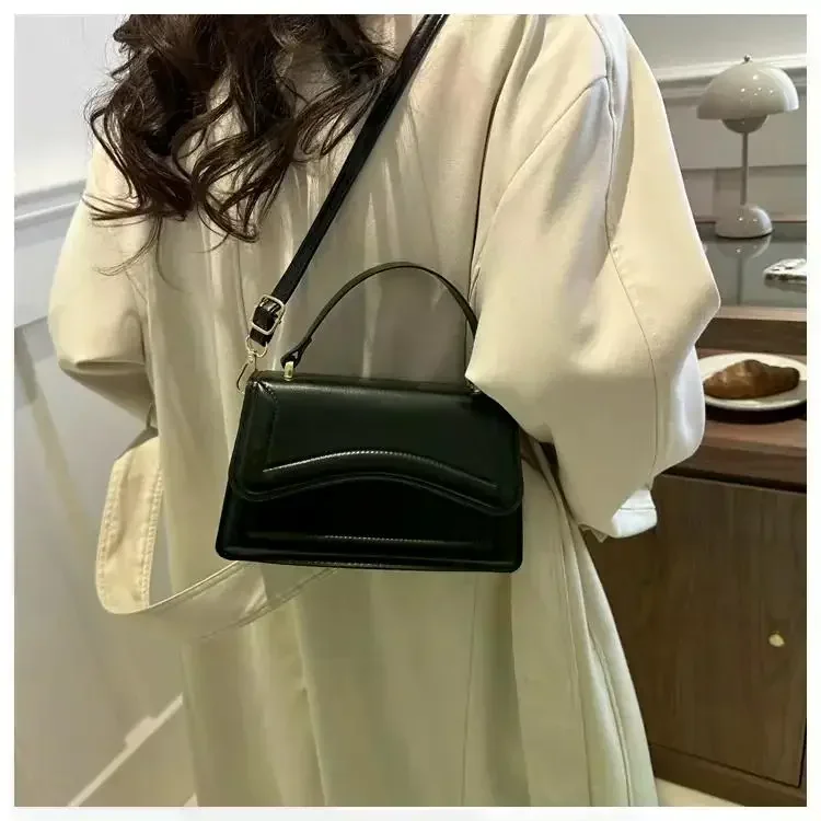 Hochwertige PU-Leder-Handtasche, Damen-Umhängetasche, einfarbig, Schultertasche, Crossbody-Tasche, kleine Tragetasche für Damen und Mädchen – Detail 10