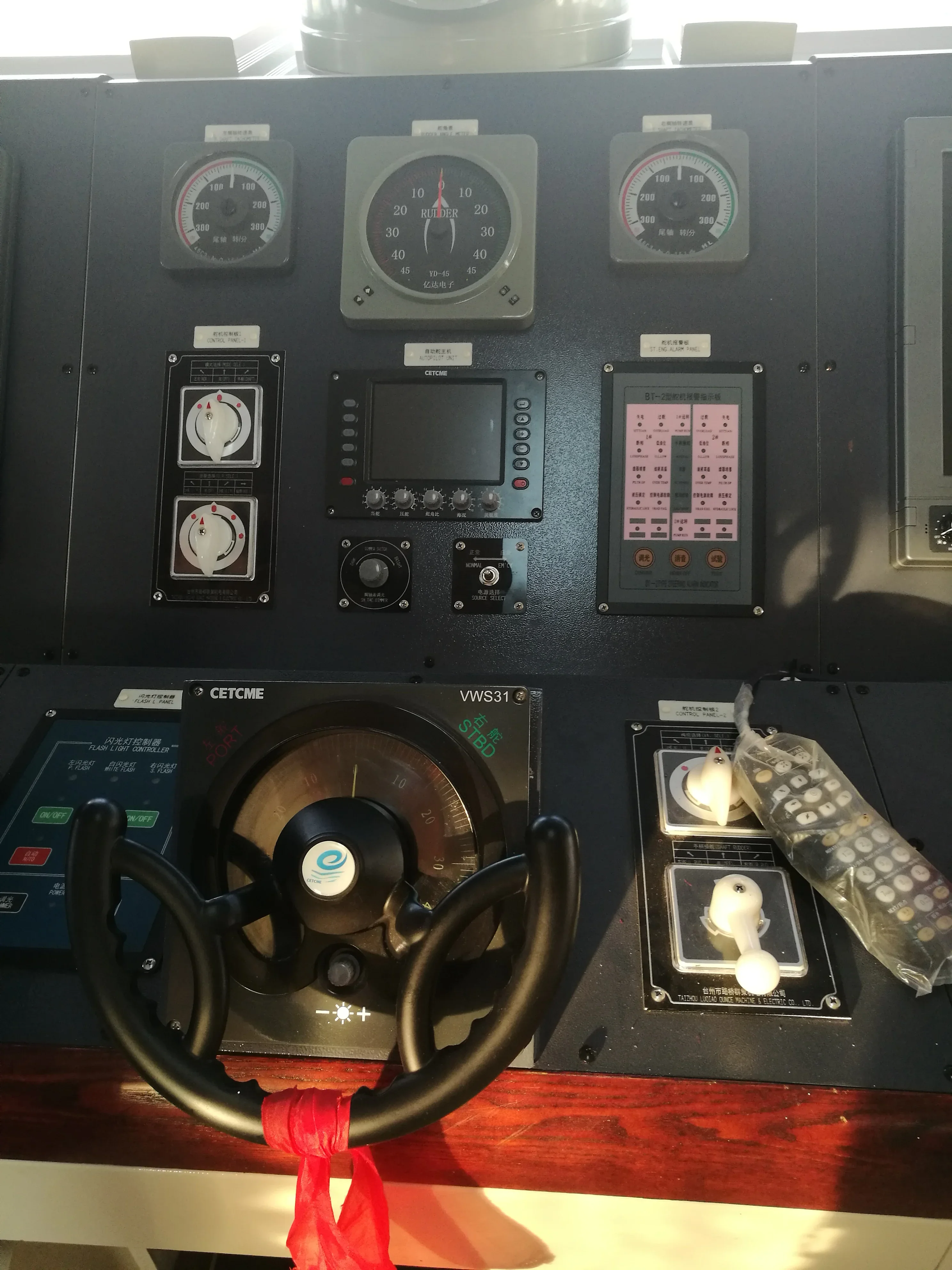 Marine autopilot with steering stand VAP30