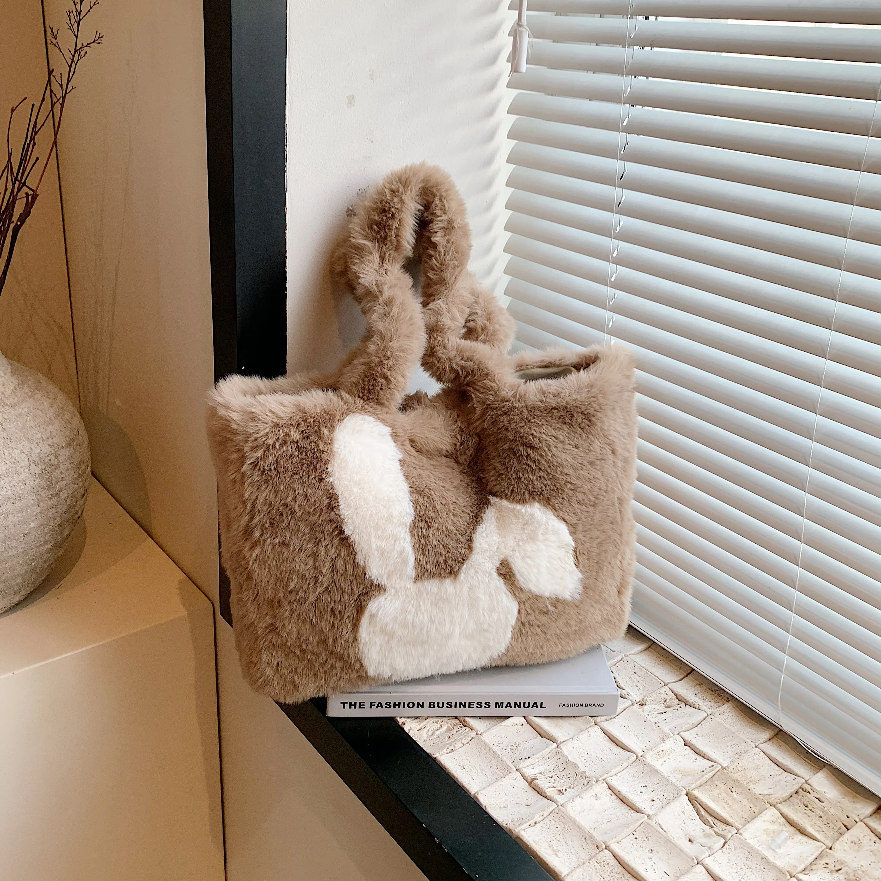 

Cute and large-capacity one-shoulder bag light folded ear rabbit pattern fur bag autumn and winter plush tuote bag