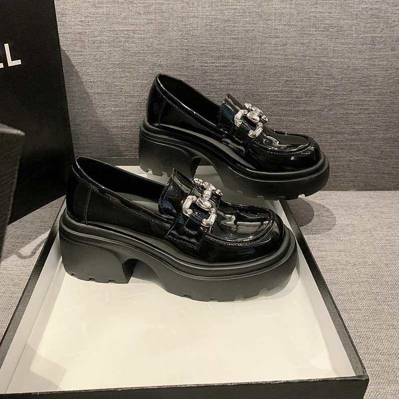 Versatili appartamenti da donna neri Vintage con tacco alto e strass che dettagliano piccole scarpe in pelle collezione primavera 2024