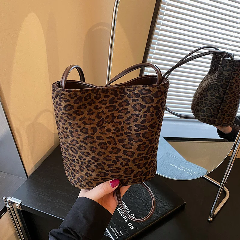 

2025 New Autumn/Winter Retro Suedette Crossbody Bag Large Capacity Shoulder Bag Fashion Daily Commuter Women's Bag