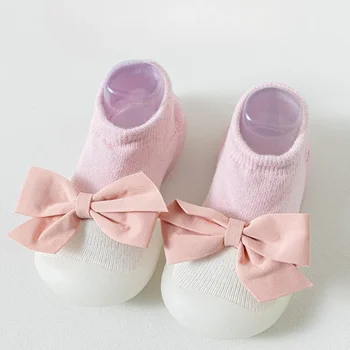 รองเท้าทารกแรกเกิด1คู่ลายปักรูปโบว์น่ารักสไตล์เจ้าหญิงพื้นรองเท้ายางนุ่มรองเท้าบู้ทสำหรับเด็กเด็กวัยหัดเดิน