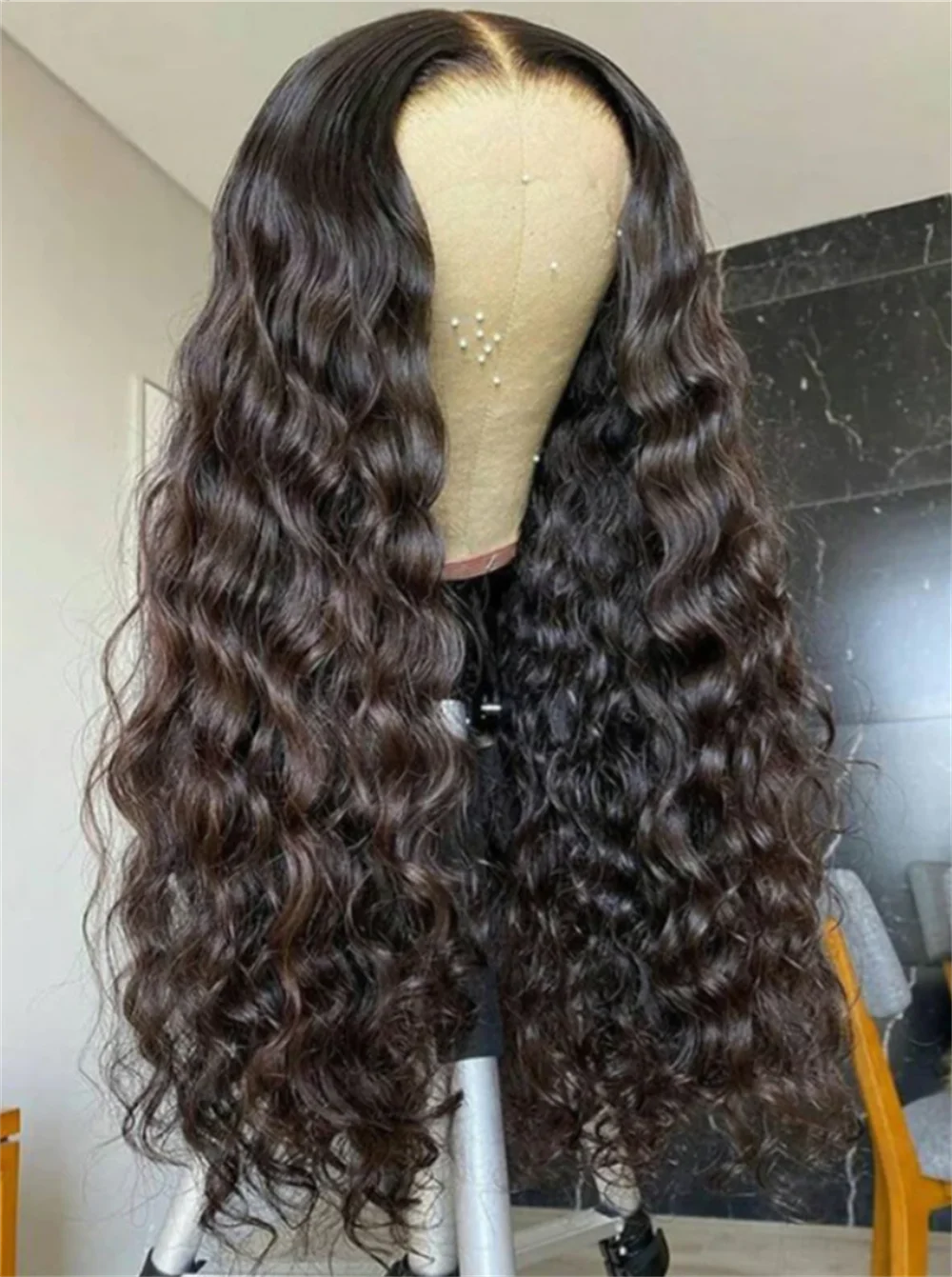 

Длинные курчавые вьющиеся человеческие волосы 30 дюймов Натуральный черный 13x6 HD Парики фронта шнурка Бразильские свободные части Предварительно выщипанные с детскими волосами Бесклеевые