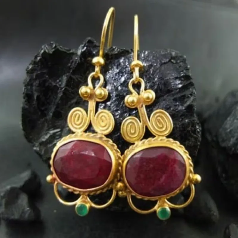 Image of Vintage Hofstil Synthetischer Roter Achat Vergoldete Hängeohrringe Damen Mode Charm Bankett Festival Schmuck Accessoires