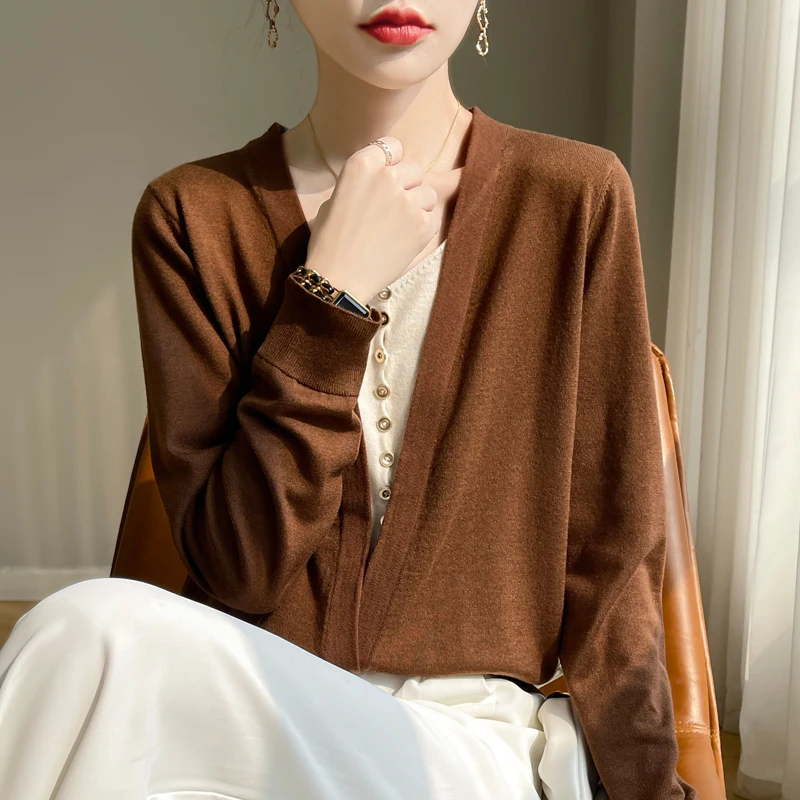 Fall/Winter 2024 New 100% Merino Wool Fashion Knitted Cardigan Women\'s V-neck Colour-matching Shirt Wearing a Knitwear