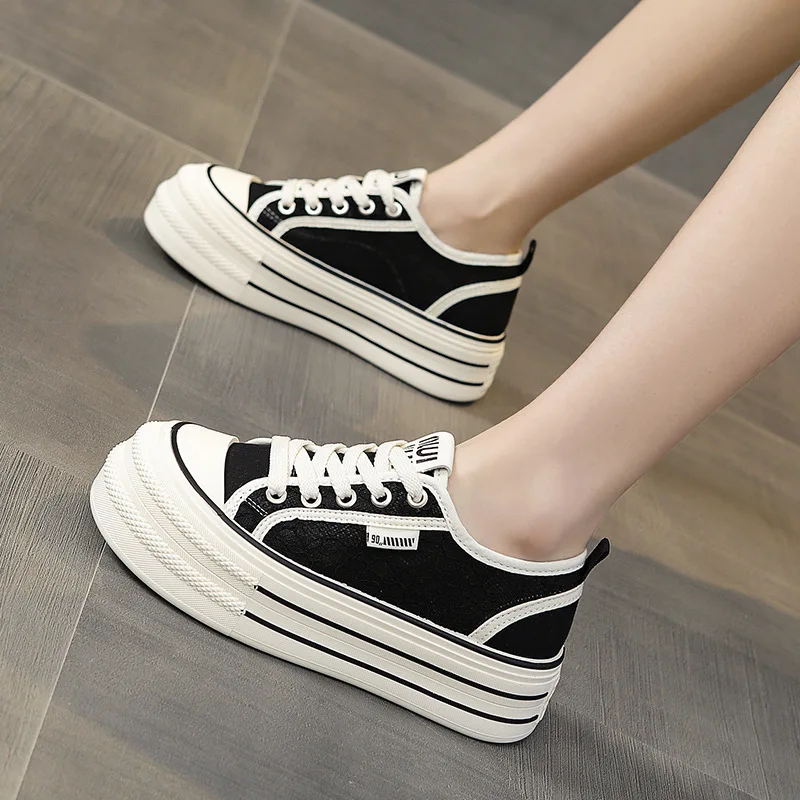 Malha respirável oco sapatos brancos para mulher 2025 novo estilo de verão de sola grossa rendas versátil tênis casuais