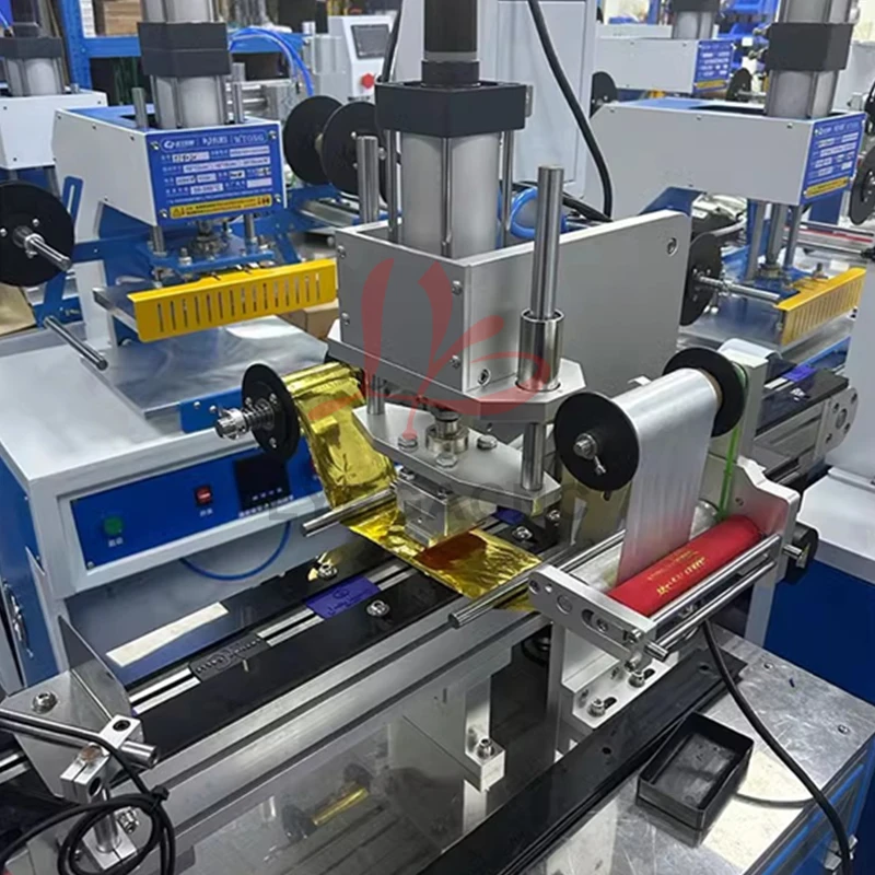 Macchina automatica per stampa a caldo per abbigliamento Linea di assemblaggio di etichette in plastica La macchina abbronzante ha bisogno di inviare campioni per la personalizzazione