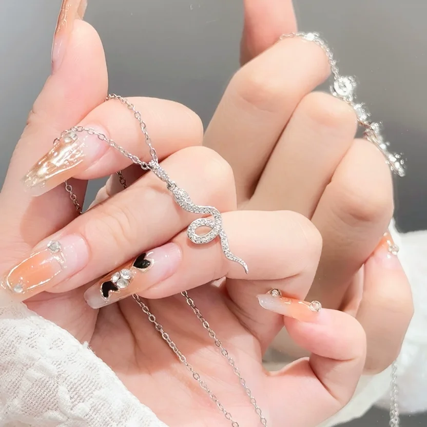 

New Trendy Simple Silver Color Spirit Snake Pendant Necklace for Women Elegance Clavicle Chain Party Charm Jewelry Daily Wear