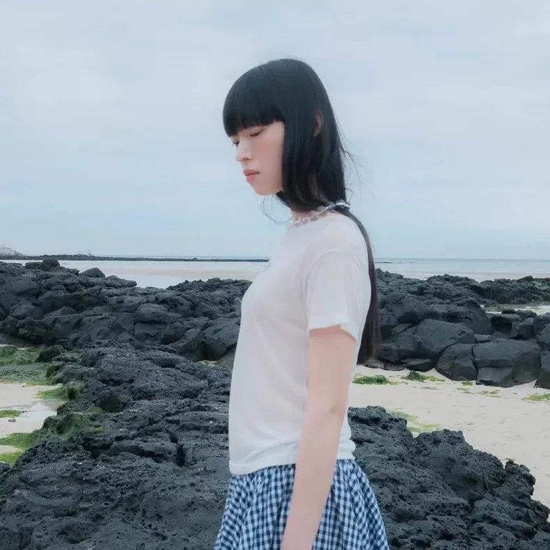 Damska koszulka Fletta, okrągły dekolt, oddychająca, z haftem, do noszenia pojedynczo lub jako warstwa, cienka, transparentna.