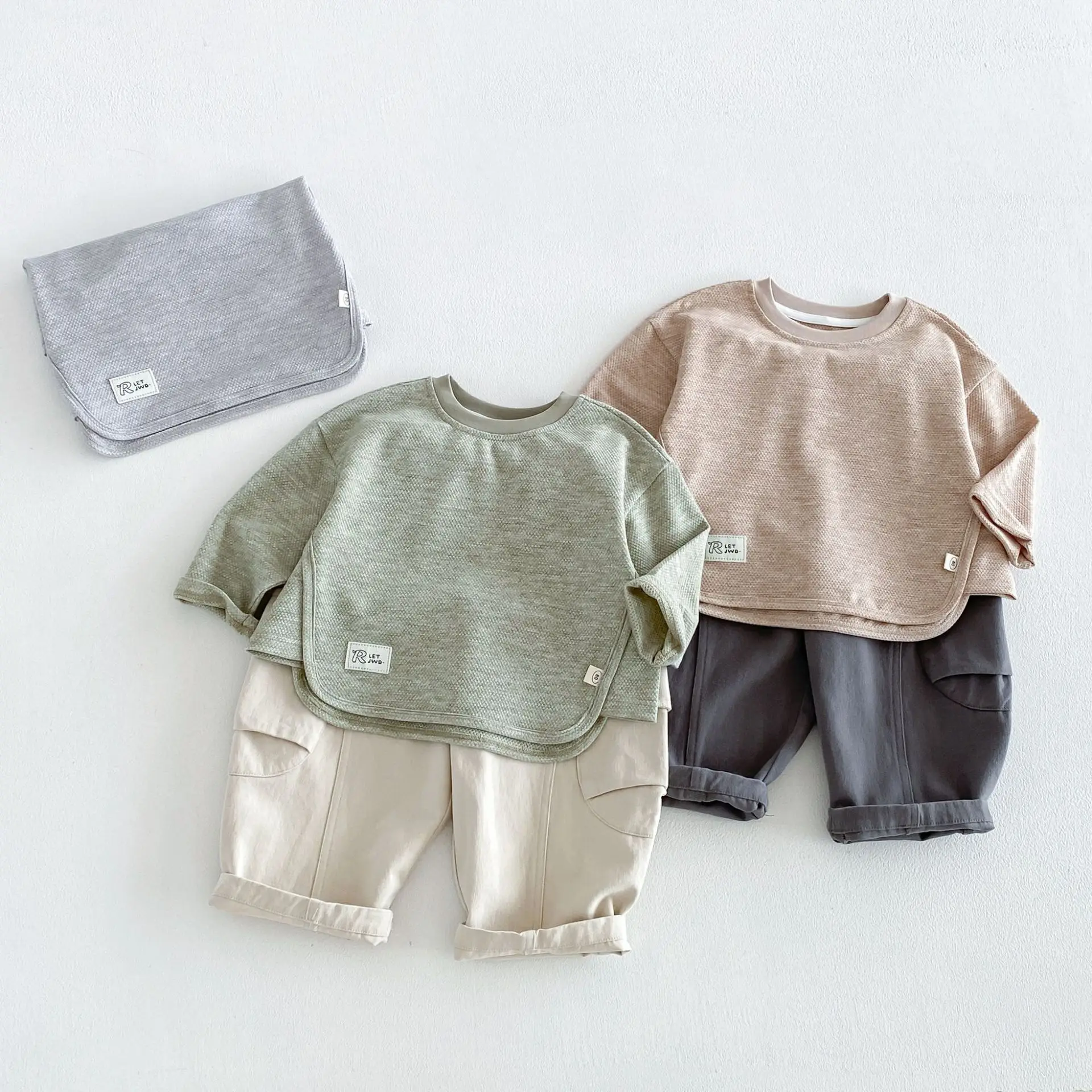 男の子用シンプルラベルtシャツ-2026年秋新作-韓国風デザインセンスのあるゆったりベースシャツ-子供用秋服