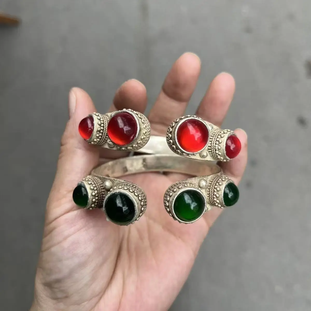 

Hot selling Tibetan silver inlaid egg face jewelry, exquisite ethnic style bracelet that can be opened