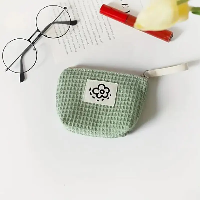 حقيبة مكياج نسائية صغيرة باللون الأخضر ماتشا محمولة ومحفظة للعملات المعدنية وسماعات الركاب وأحمر الشفاه وحقيبة تخزين بسلسلة مفاتيح من القماش المزدوج