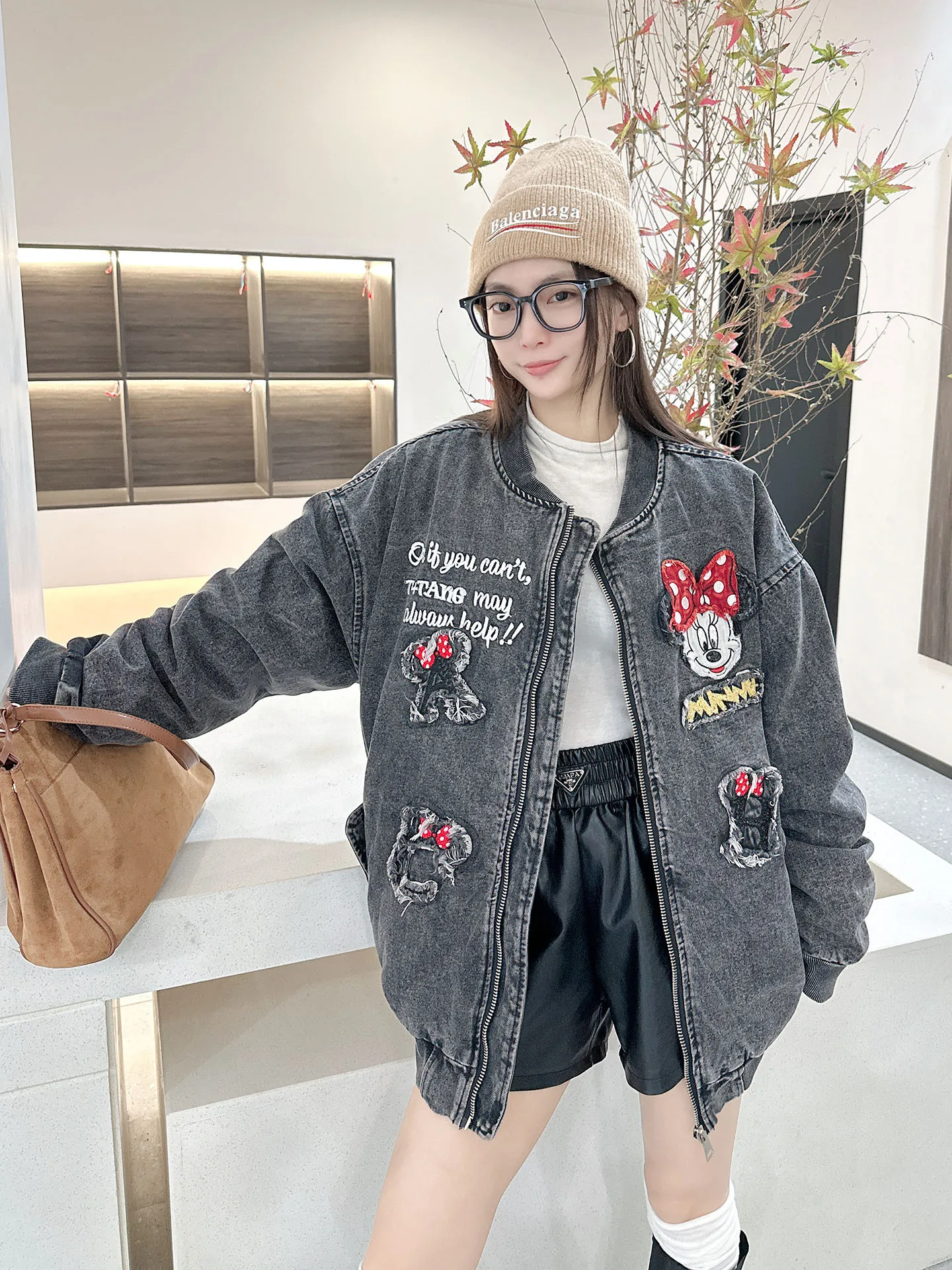 เสื้อแจ็คเก็ตยีนส์การ์ตูนแฟชั่นสำหรับผู้หญิง สไตล์อเมริกันลำลอง ปักเลื่อมหนัก ผ้าฝ้าย ทรงเบสบอล หรือ แจ็คเก็ตตัวนอก