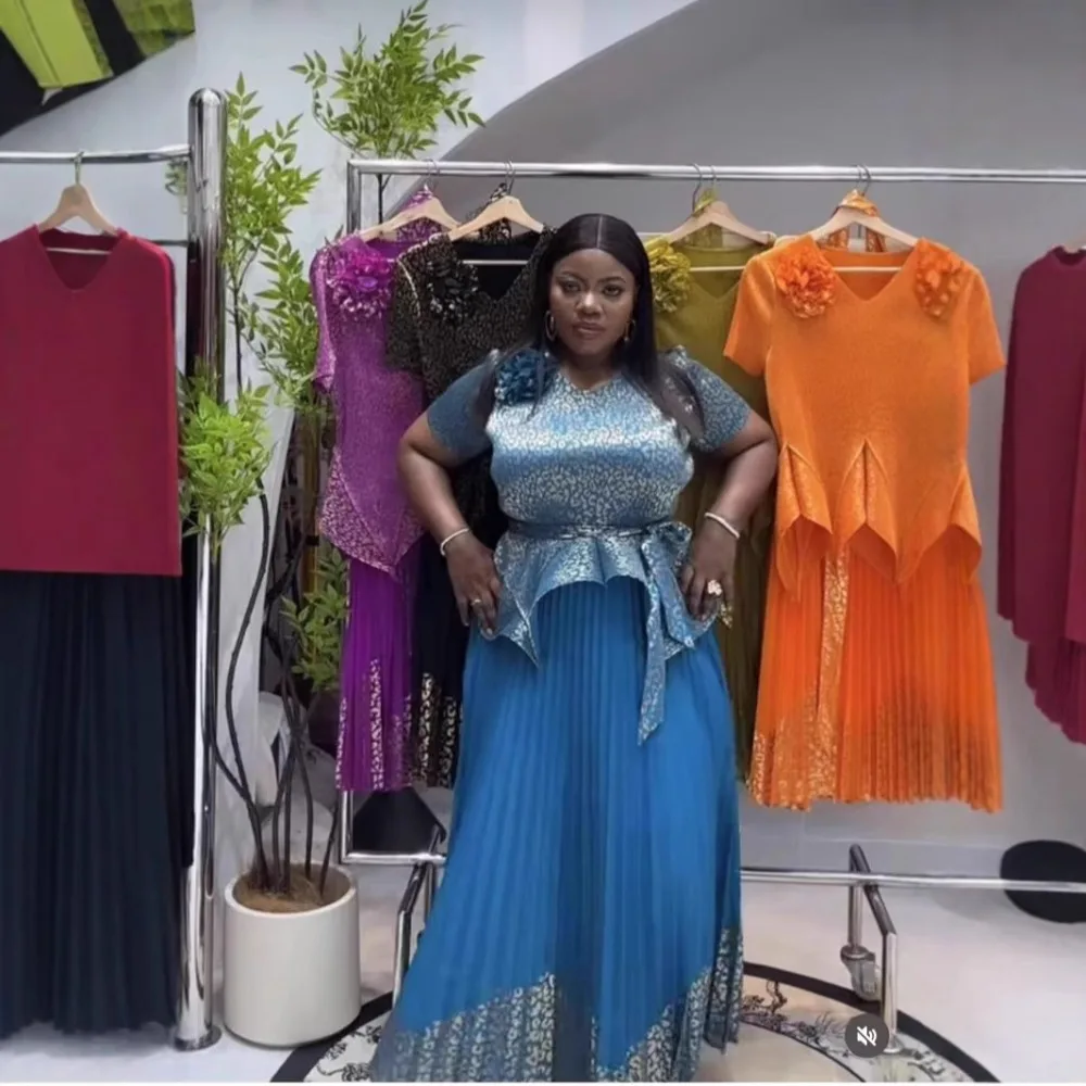 

2025 Новый плиссированный комплект из 2 предметов, женская мода, V-образный вырез, короткие рукава «летучая мышь», футболка с неровным подолом + комплект юбки-трапеции