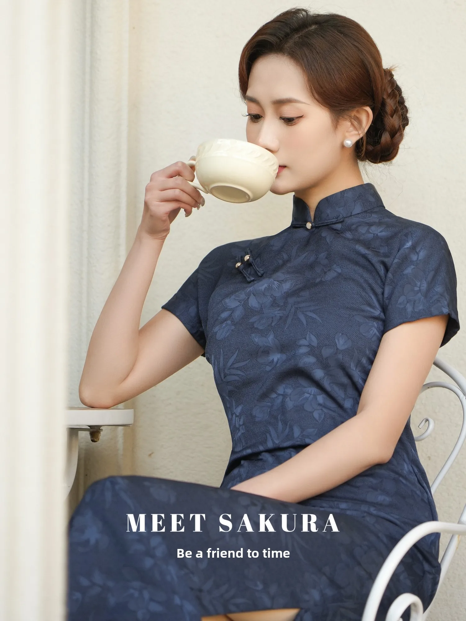 

Синяя женская рубашка с открытым воротником, традиционный обновленный дизайн, новинка 2025 года, высококачественная, в стиле ретро, для повседневной носки, из полиэфирного волокна, с коротким рукавом.