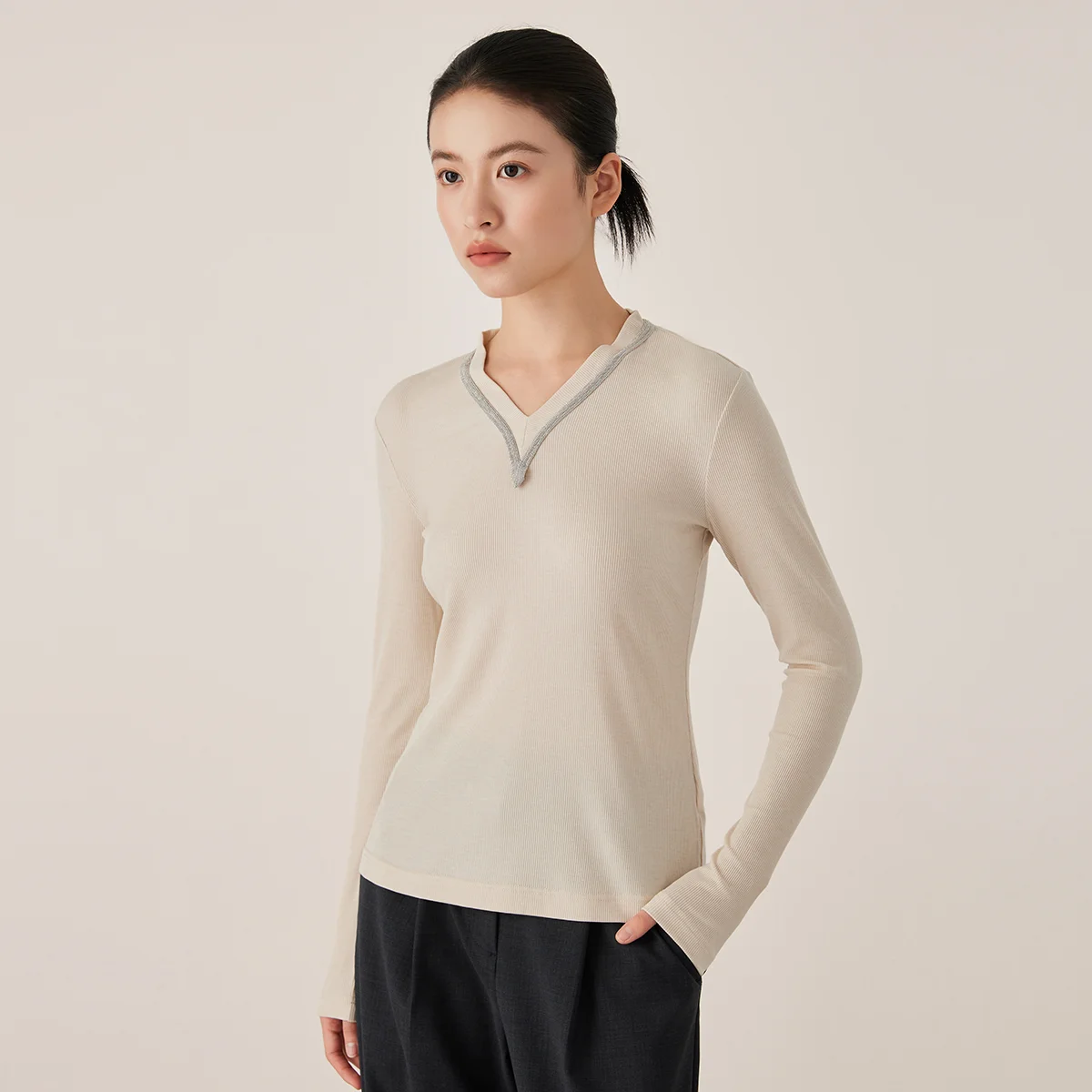 KX7523349 Top de manga larga con cuello en V acanalado para mujer, tela mezclada, ribete en contraste, moda de otoño, ropa para mujer