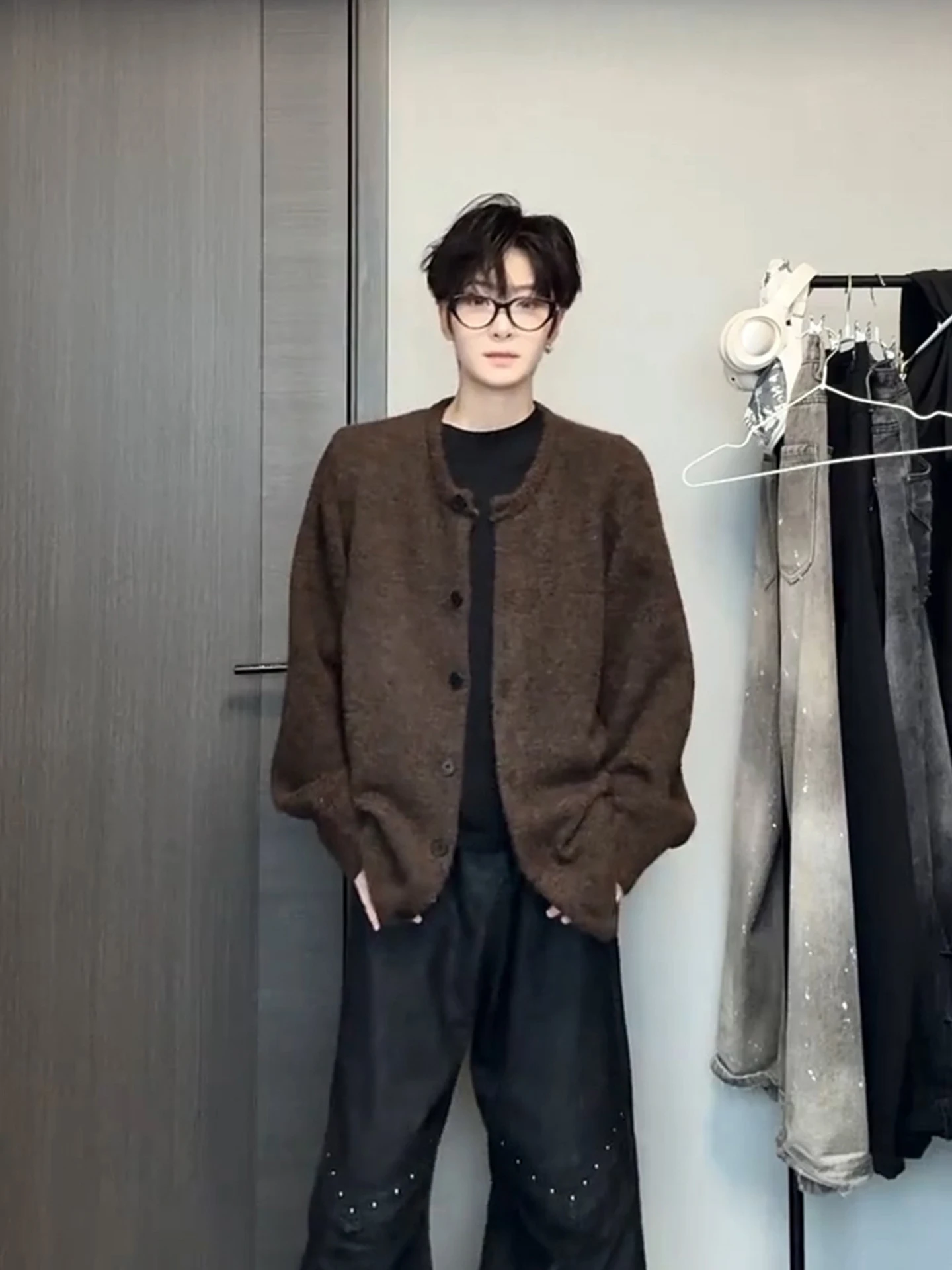 

Мужской кардиган темно-коричневого цвета, осенне-зимний, в американском ретро-стиле, вязаный, на пуговицах, с эффектом высококачественного трикотажа, для создания непринужденного образа.