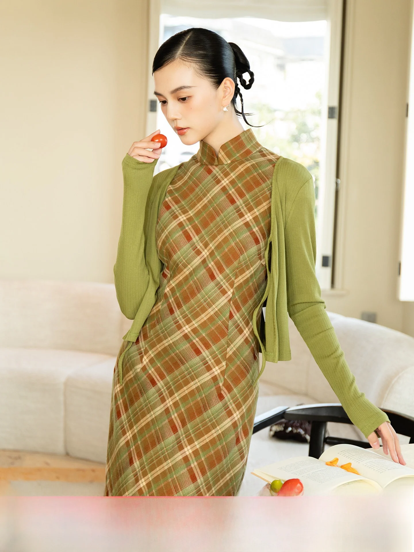 

Новый китайский комплект из двух предметов в клетку: платье-ципао и топ с коротким рукавом, весна 2026, приталенный крой, H-линия, повседневный стиль