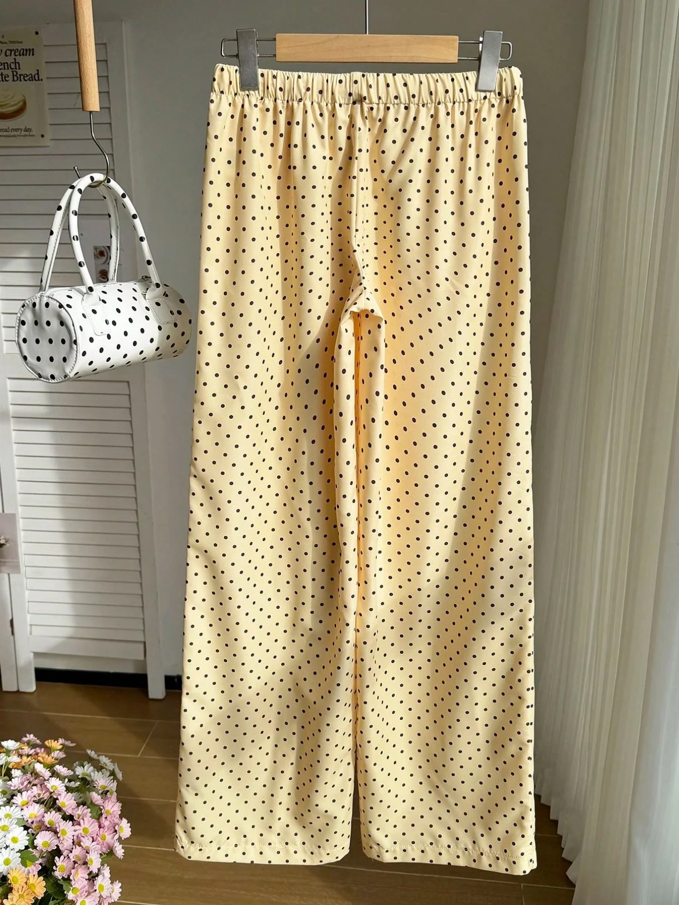 Sommerliche neue, weit geschnittene, figurbetonte, gerade geschnittene Hose mit fließendem Fall, dünnem Stoff, Polka-Dot-Print und elastischem Bund im Casual-Stil. – Detail 8