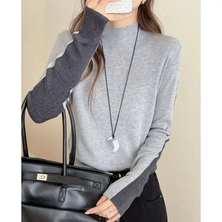 سترة نصف الياقة المدورة لخريف وشتاء نمط جديد بألوان متباينة، بلوزة على الطراز الكوري الفاخر الخفيف للنساء