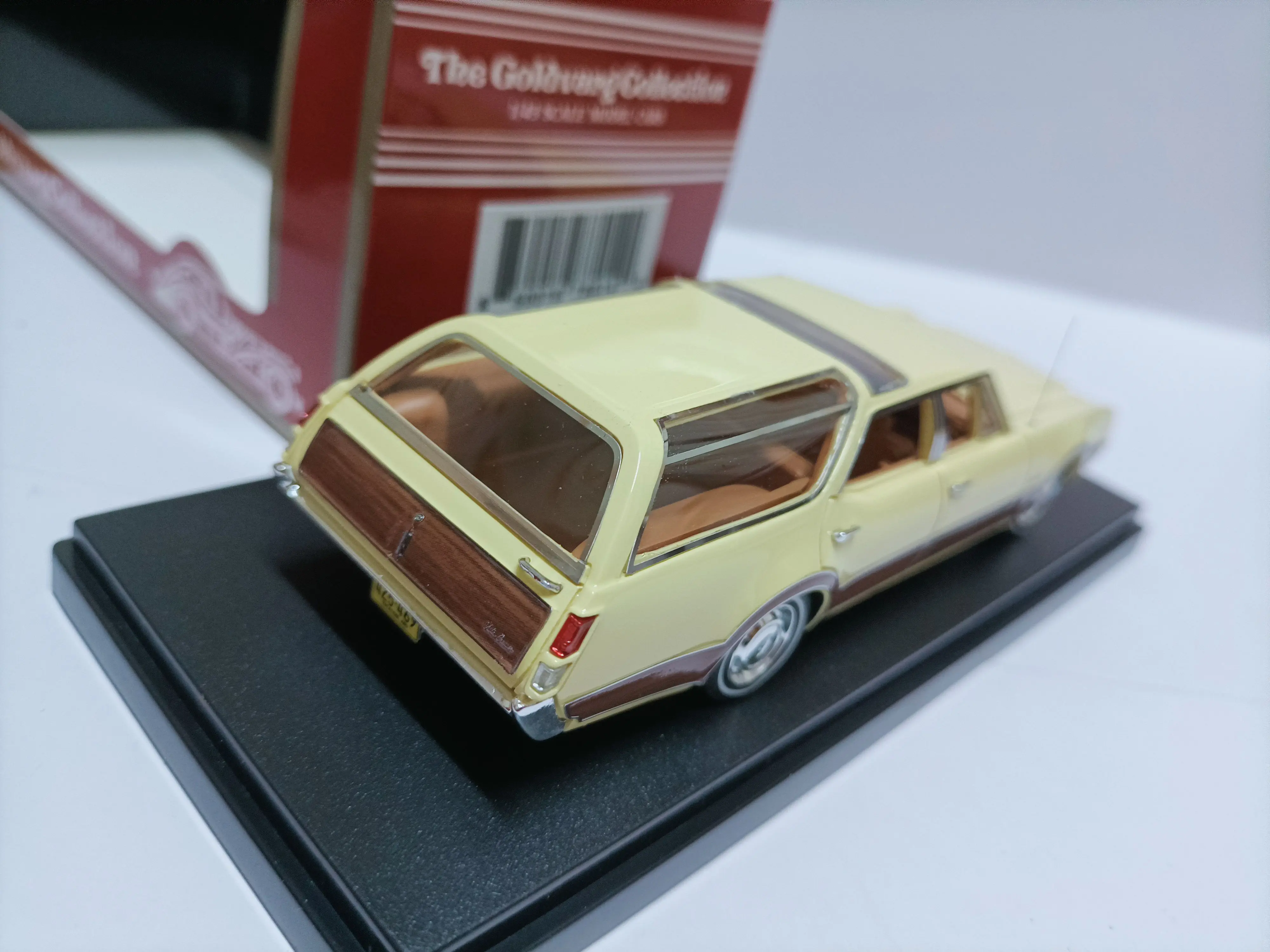 Goldvarg 1:43 Oldsmobile Vista Cruiser Vintage Car Simulation Limited Edition Resin Metal Static Car Model Toy Gift