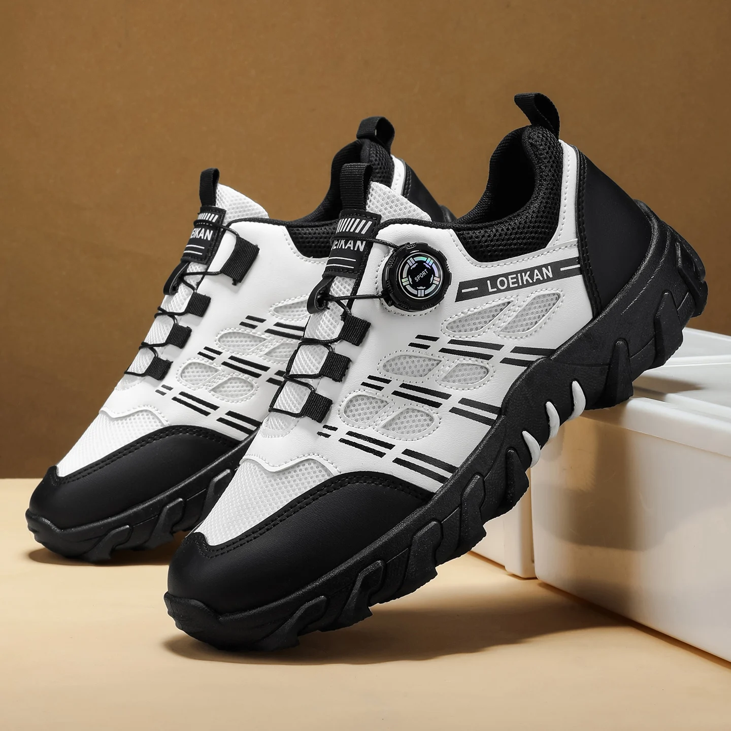 Men's All-Season Outdoor Casual Hiking Shoes, Comfortable and Breathable, Featuring a Twist Buckle Design.