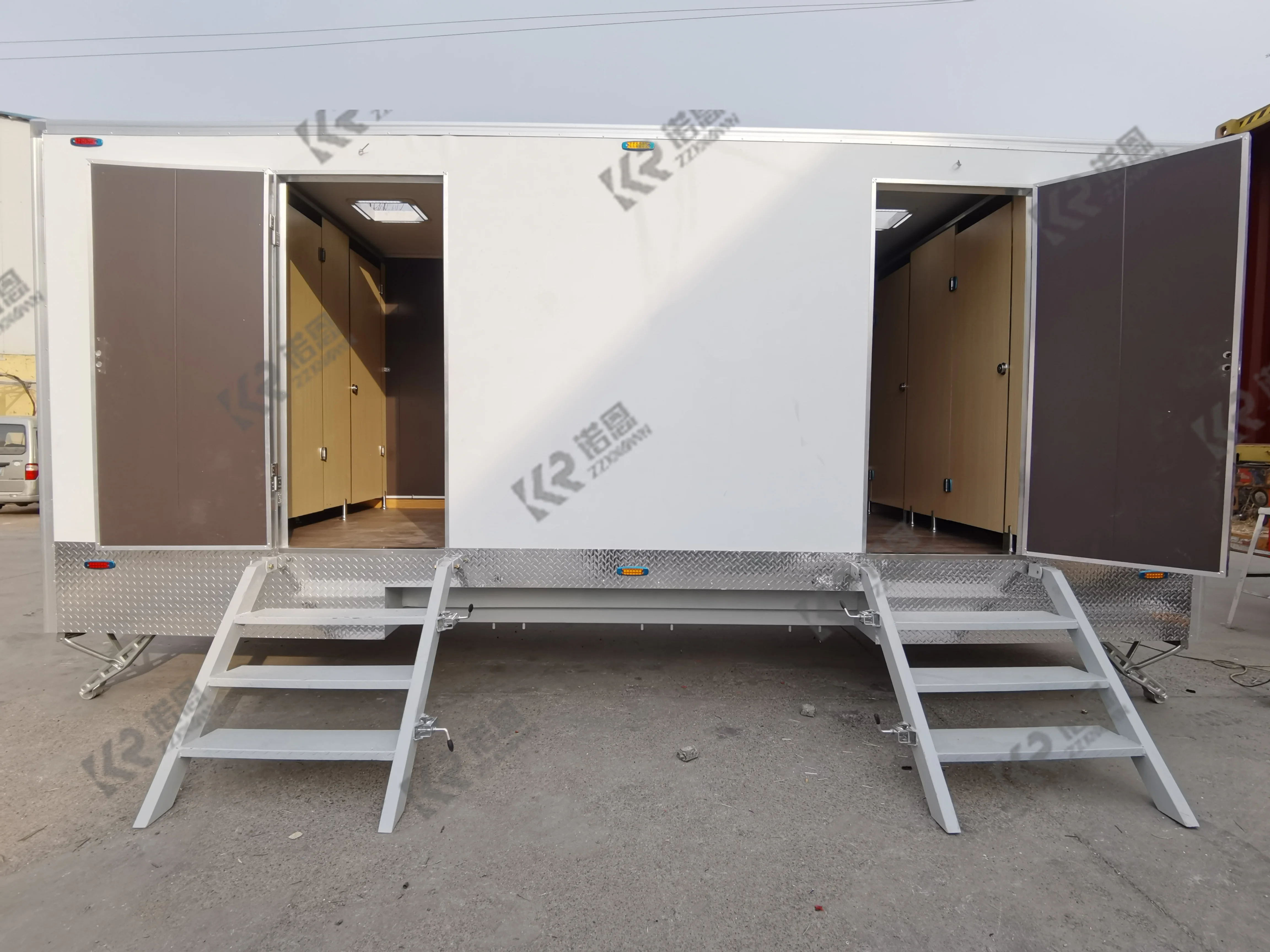 Cutomized Rooms 2 Stalls Luxury Modern Portable Restroom Trailer With Shower