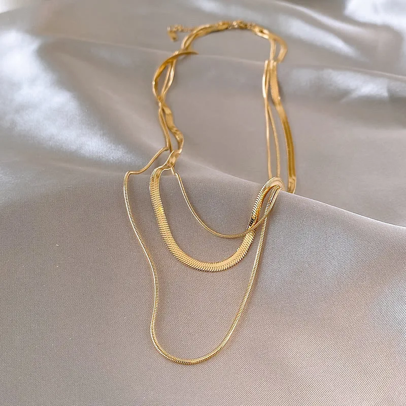 Edelstahl-Halskette in Goldfarbe mit mehrschichtiger Schlangenkette, nicht ausbleichender Schmuck für Frauen, sexy Schlüsselbeinkette-Accessoire – Detail 14