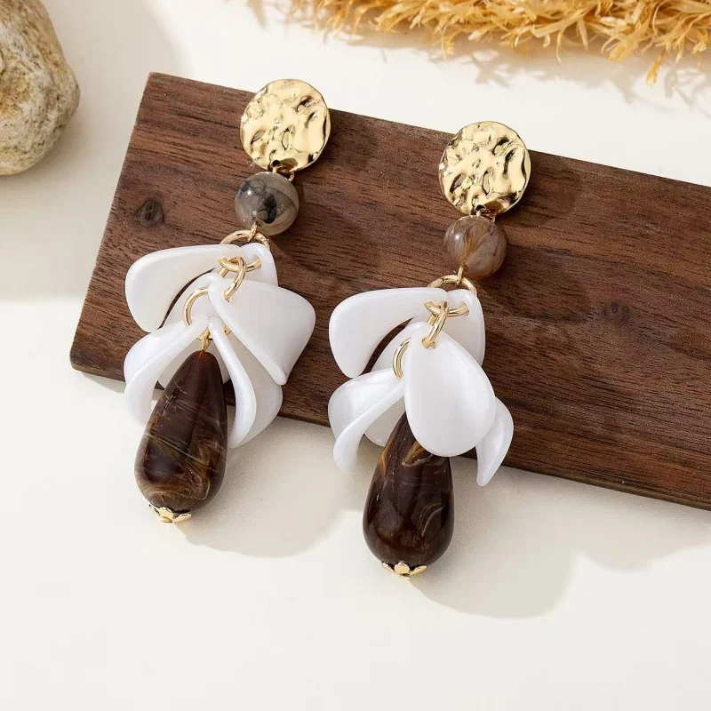 

Retro Style Glass Beaded Necklace with Petal Tassel Earrings for Women Unique Design High-End Long Waterdrop Jewelry Daily Acces