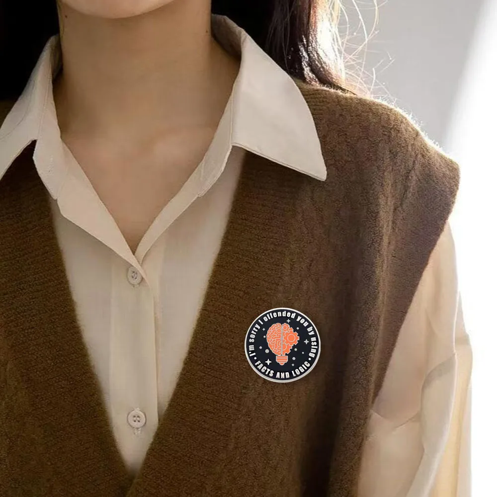 Es tut mir leid, dass ich Sie mit Fakten und Logik beleidigt habe. Emaille-Pin mit humorvollem Zitat, Brosche, Geschenk für Kulturbegeisterte, Accessoire. – Detail 10