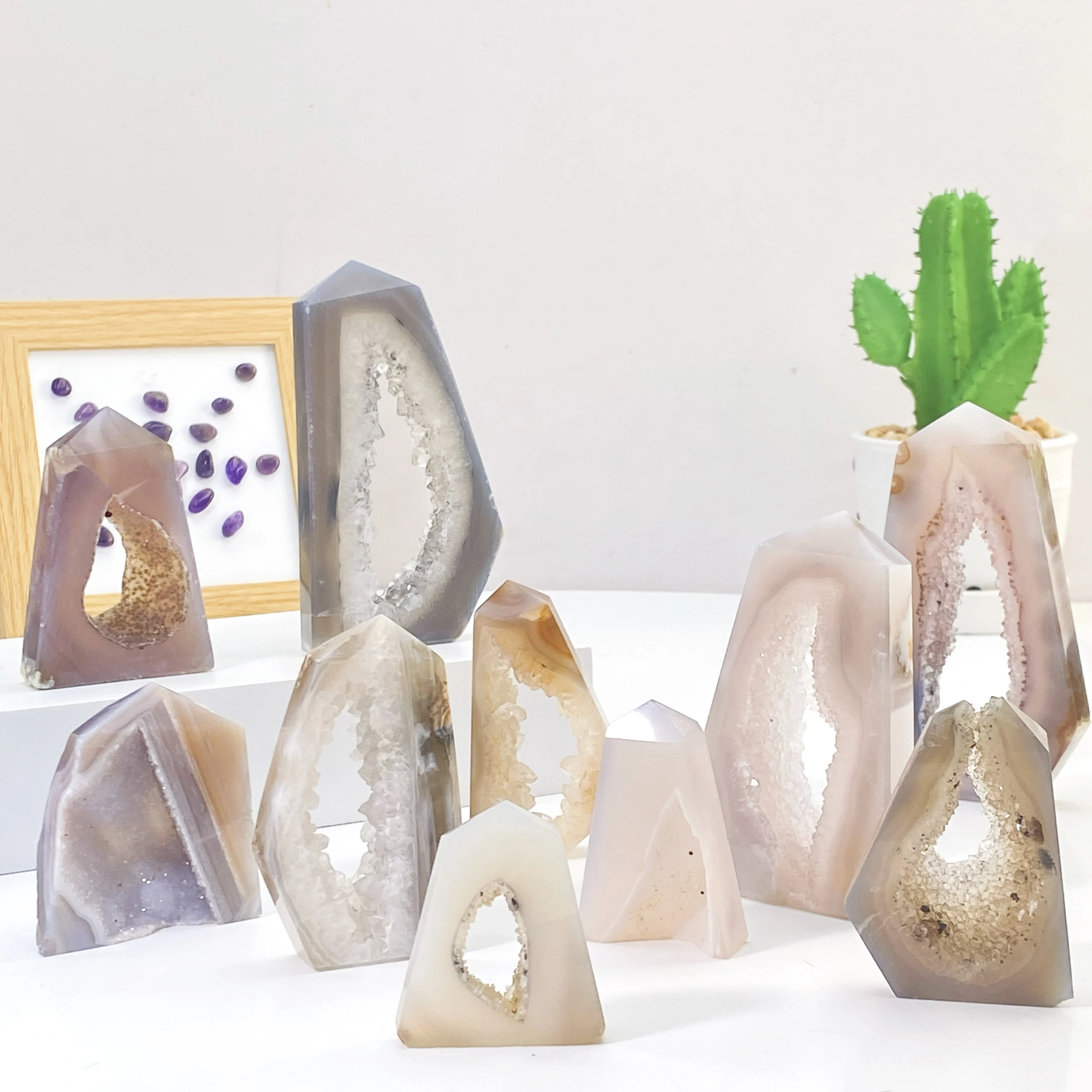 Random 1PC High Quality Geode Agate Door Decoration Natural Crystal Raw Stone, Birthday gift, Scene decoration.