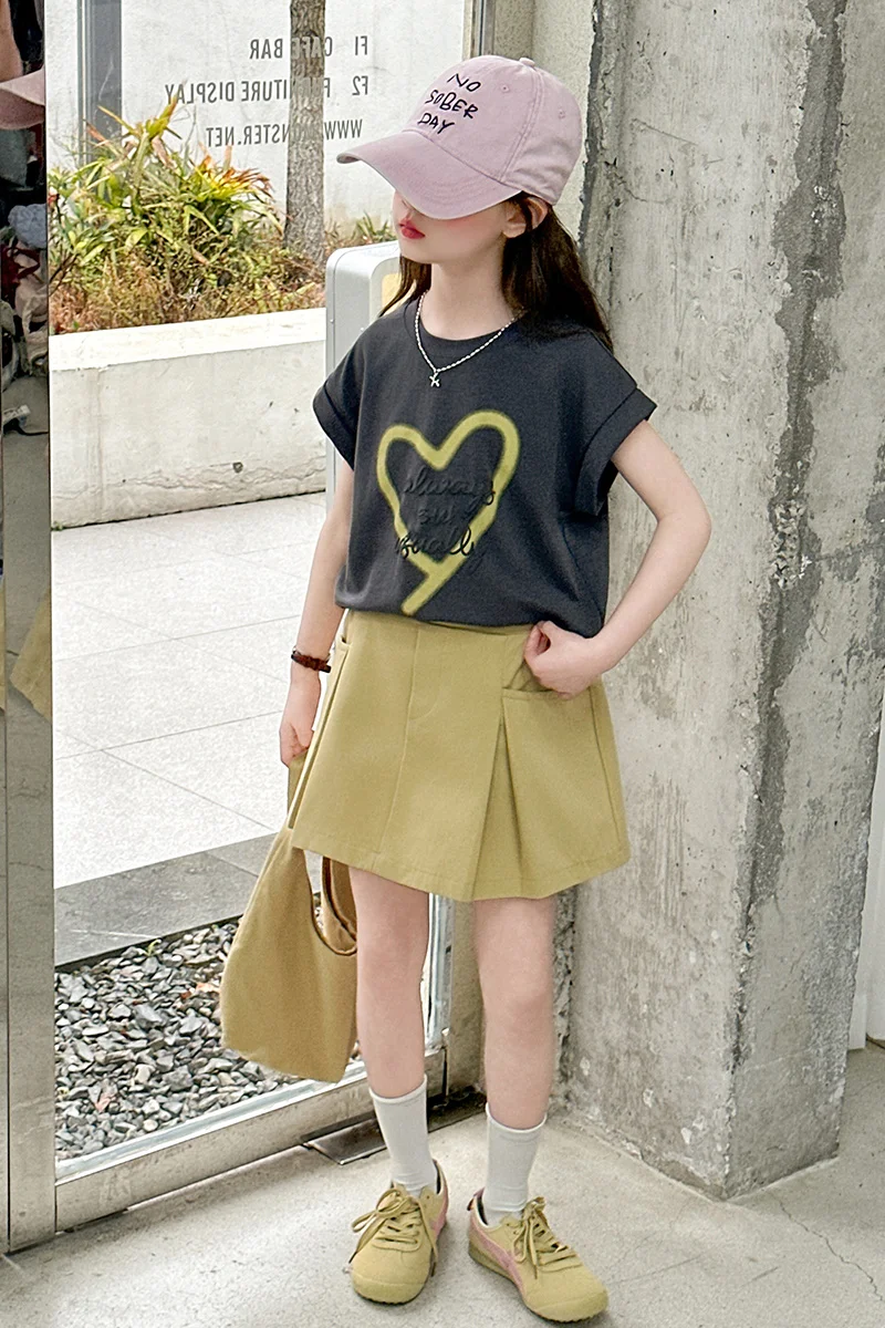 Mädchenanzug, Sommer-T-Shirt mit süßem Herz-Print, kurzärmelig, und plissierter Minirock mit Taschen, zweiteiliges Set, Kinderkleidung – Detail 8