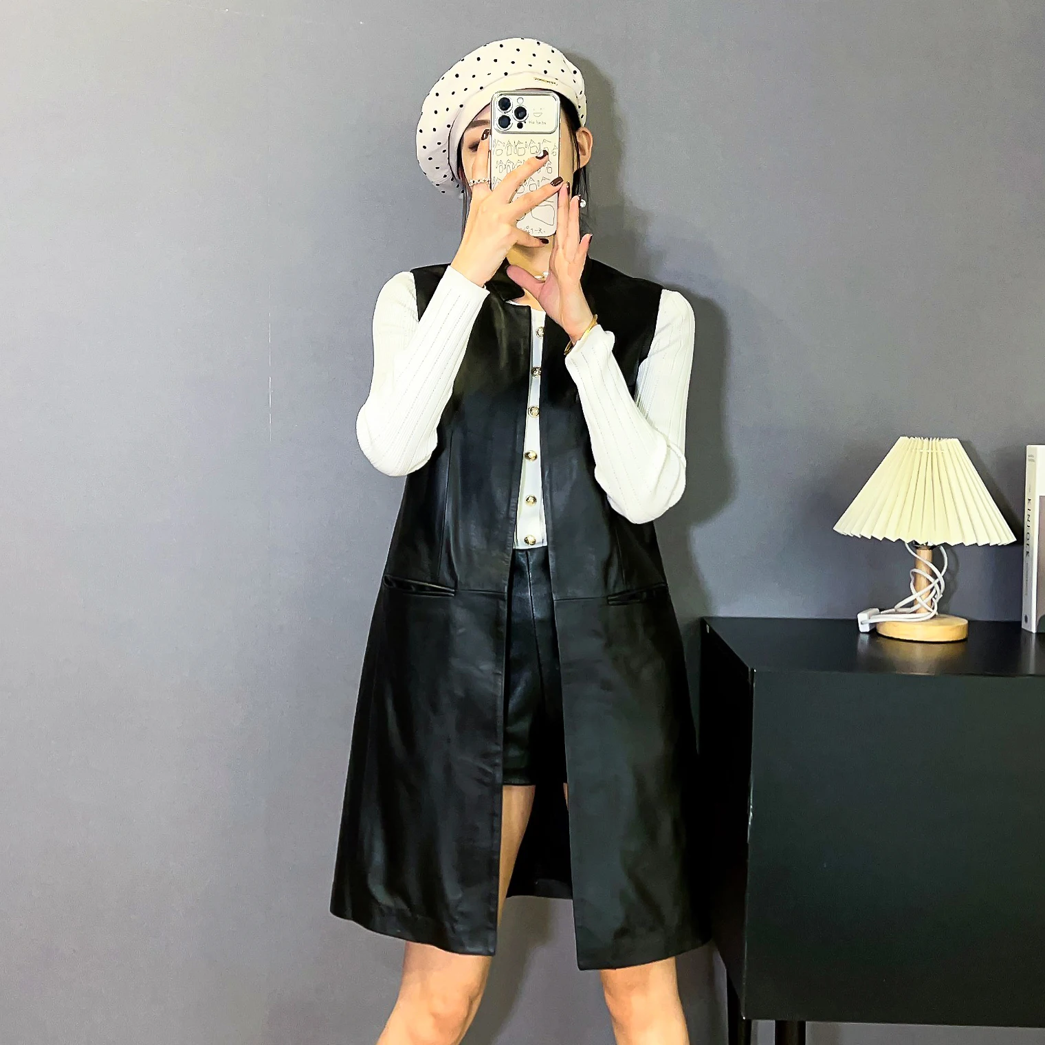 Kamizelka skórzana damska średniej długości, dopasowany krój, odzież wierzchnia, dekolt w serek, bez guzików, ciepła, rozmiar średni, pochodzenie chińskie.