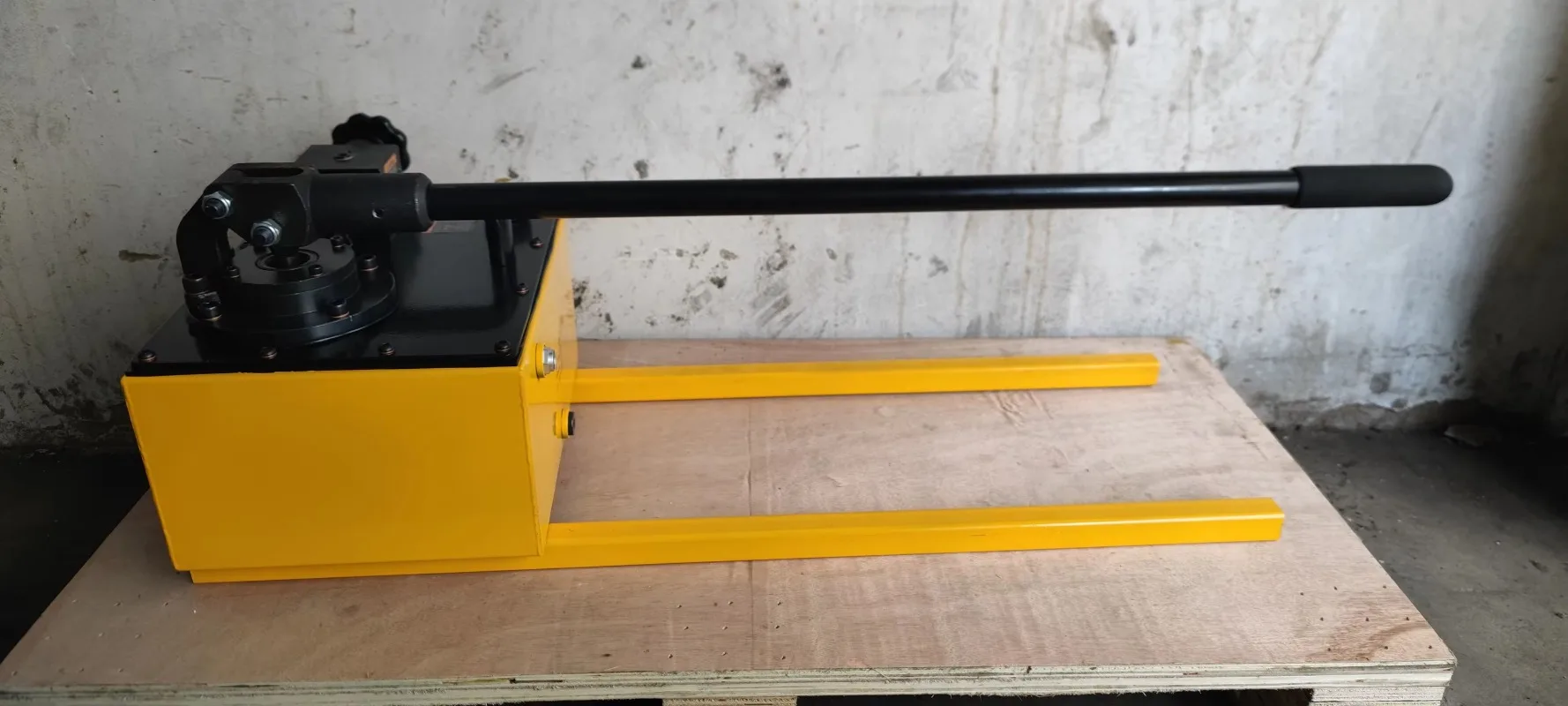 مضخة هيدروليكية يدوية متعددة الأغراض لإصلاح المعدات المتنقلة في الموقع بما في ذلك الخراطيم الهيدروليكية ومضخة الطاقة لقياس الضغط