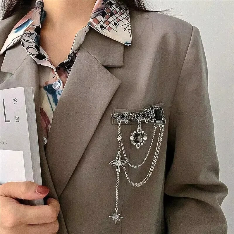 Broche de diamantes de imitación brillantes de cristal negro a la moda Vintage, Pin de solapa creativo, broches de cadena larga de diseño Medieval para Otoño e Invierno