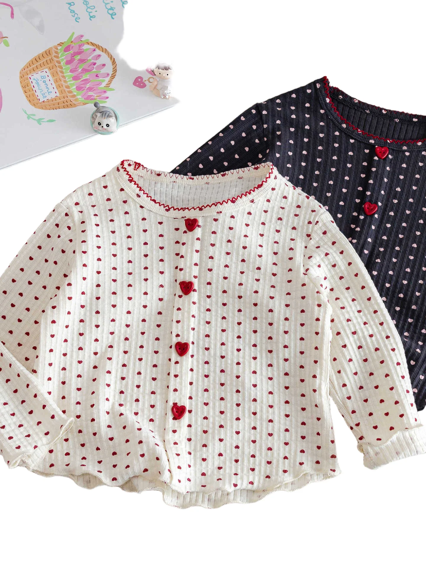 女の子用ロングスリーブハートTシャツベビーベースレイヤー春秋韓国風子供用トップス綿通勤ラウンドネック