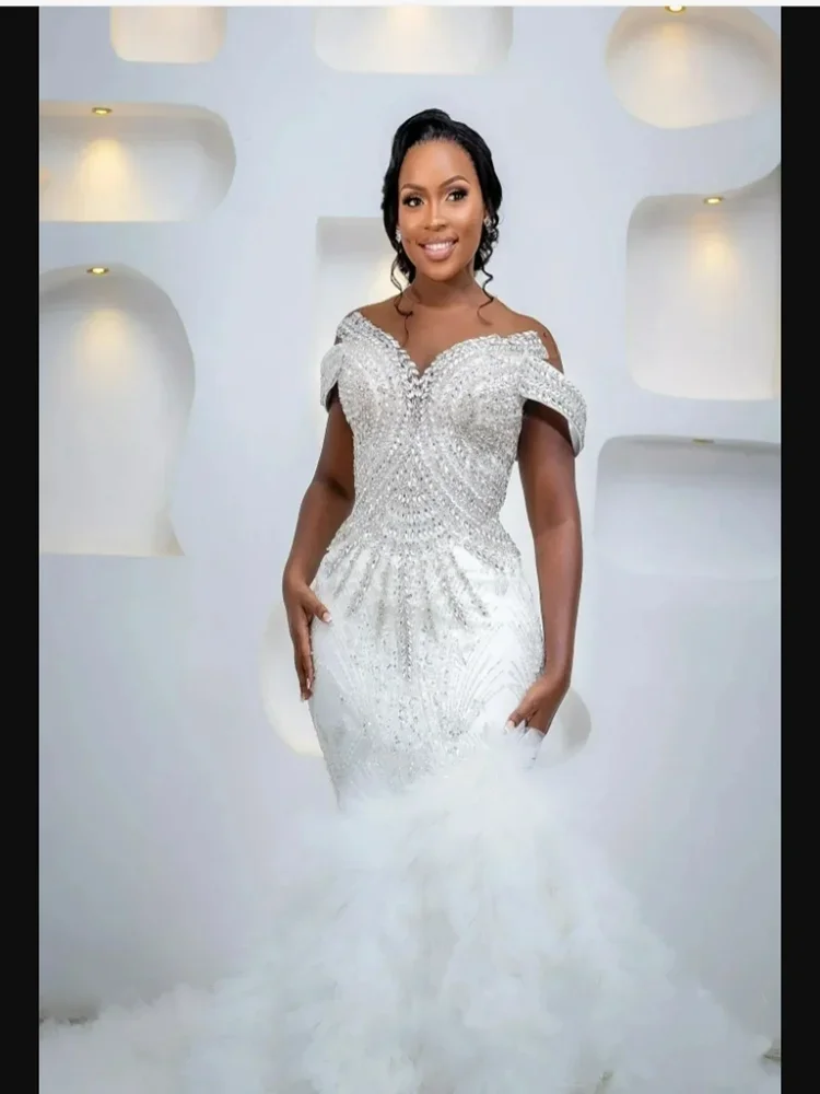 Aangepaste off-the-shoulder sprankelende kristallen kralen trouwjurk sweep trein Robe De Mariee luxe lagen tule bruidsjurk