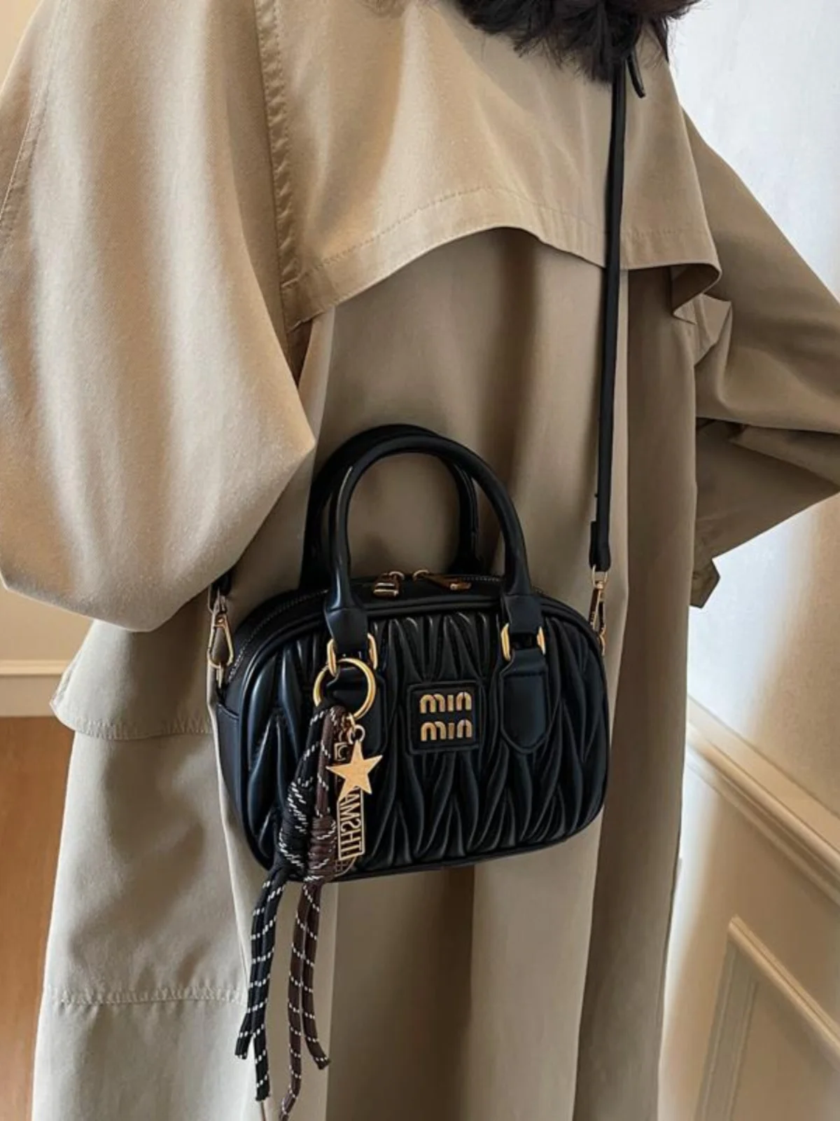 

High-end designer pleated small bag female 2025 new all-match one-shoulder messenger pillow bag fashion portable bowling bag