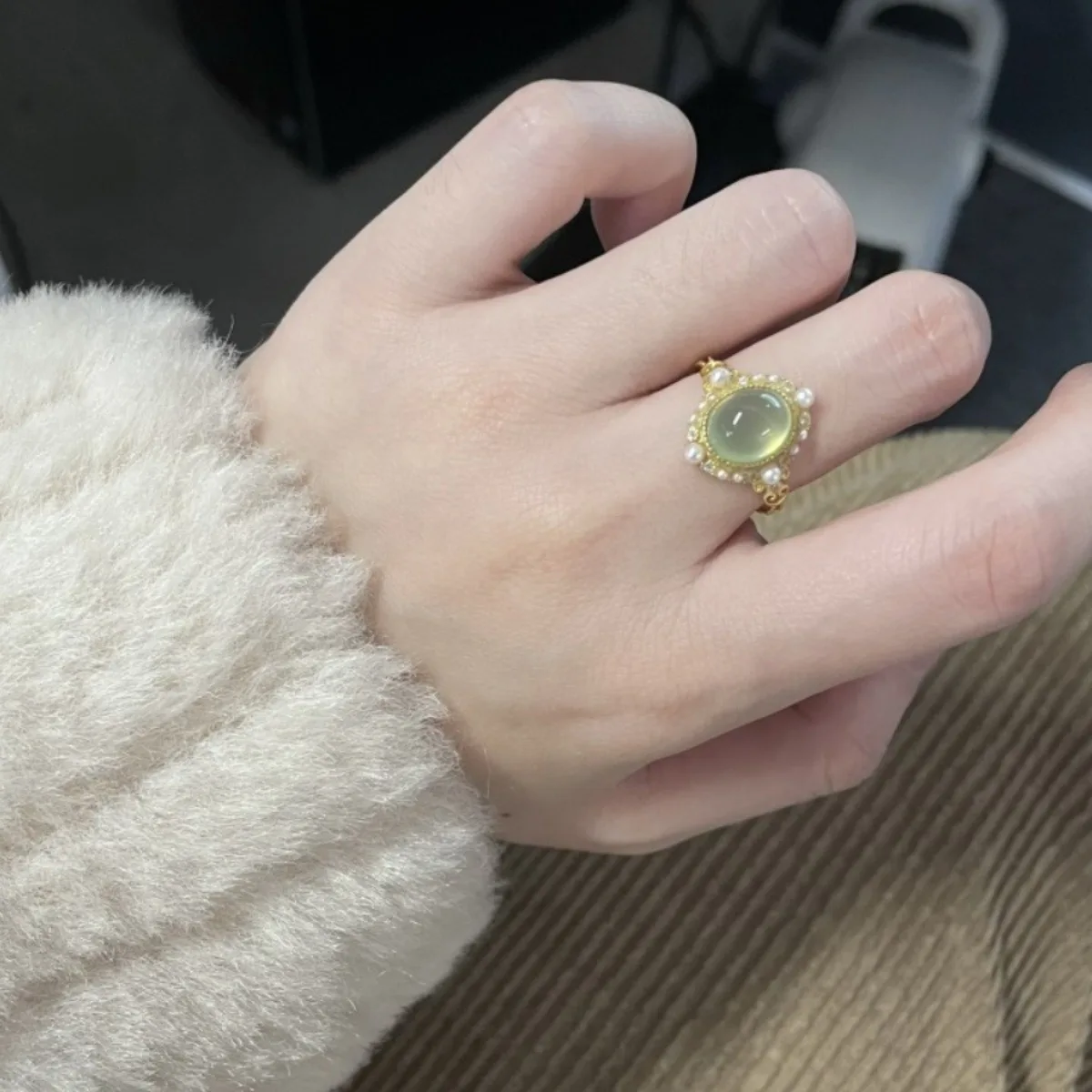 Xiaohongshu's Retro Style Tender Green Ring with Simple Temperament, Light Luxury Personality, Niche Design, and High-end Feel