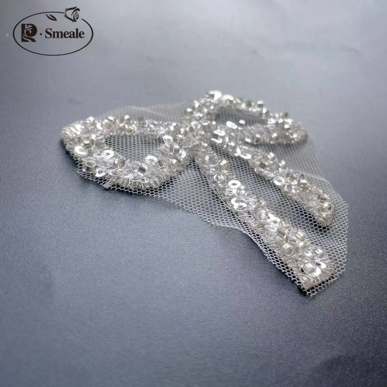 20 Stück/Lot. Silberne kleine Schleife, 7*7cm, Perlen-Spitzen-Applikation, DIY, Haute Couture, Hochzeitskleid-Accessoires, RS24487 – Detail 3