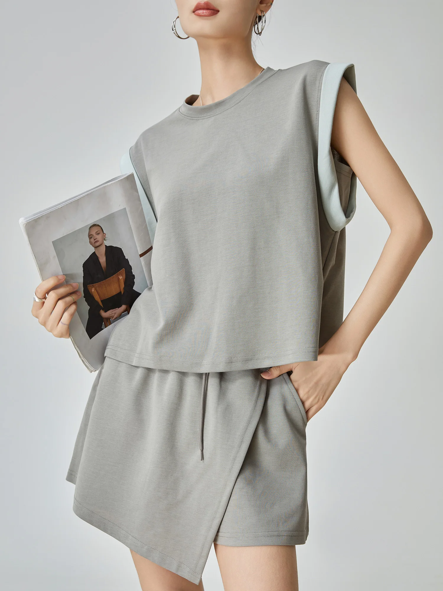 

Летний повседневный комплект для женщин: свободная футболка с круглым вырезом и асимметричная короткая юбка в стиле колор-блок, модный двухсоставной наряд.