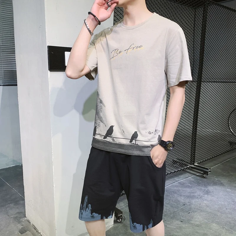 

Мужской летний спортивный костюм из двух предметов: футболка из хлопка и брюки 3/4 длины.